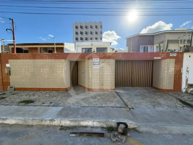 Casa na Atalaia com quatro quartos, piscina, energia solar e três vagas de garagem