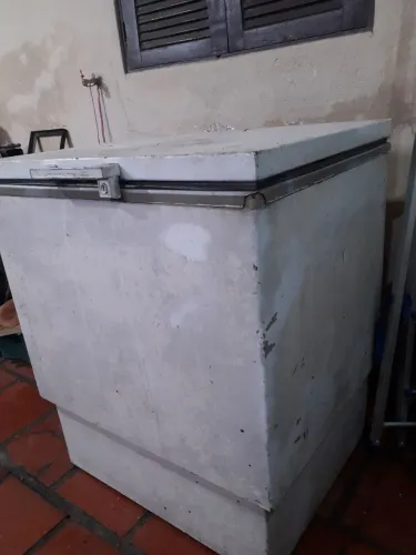 Freezer de 180 litros funcionando perfeitamente.
