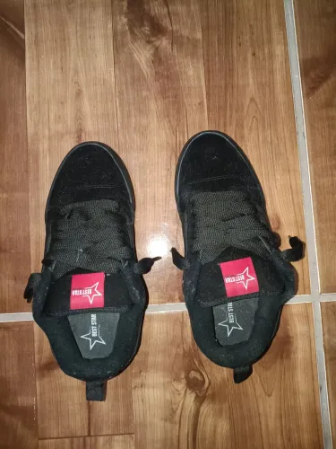 Tênis preto feminino