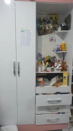 Guarda roupa solteiro infantil feminino em ótimo estado de conservação.