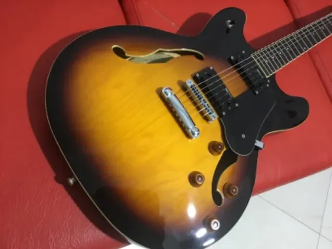 Guitarra semi acústica Washburn nova