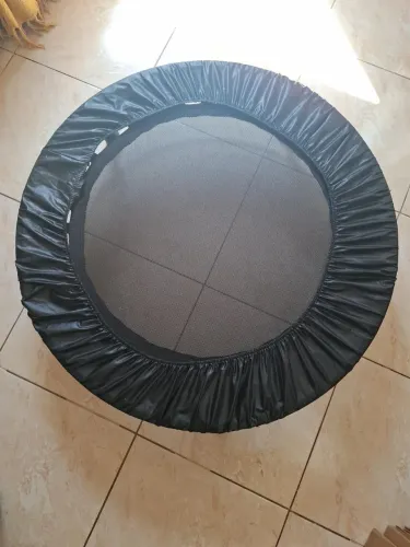 Cama elástica jump com saia de proteção e 95 cm de diametro