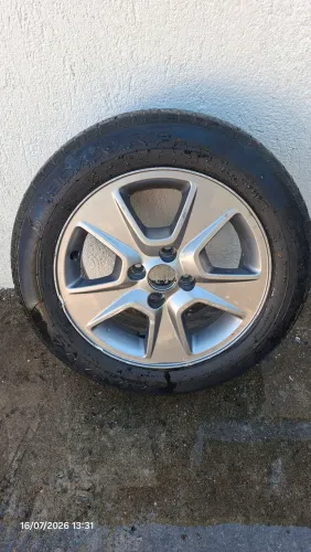 Roda 15 Renault Logan/Sandero modelo Fuego (Cinza Escuro) com Pneu em excelente estado