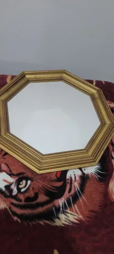 Vendo espelho de moldura de madeira dourado 