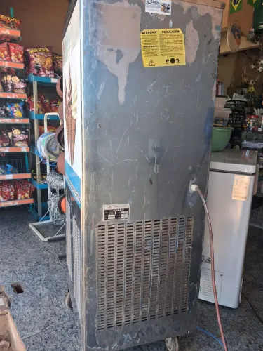 Vendo10.500,00 uma maquina de sorvete Italiano.