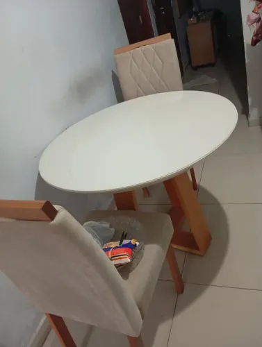 Mesa redonda de madeira
