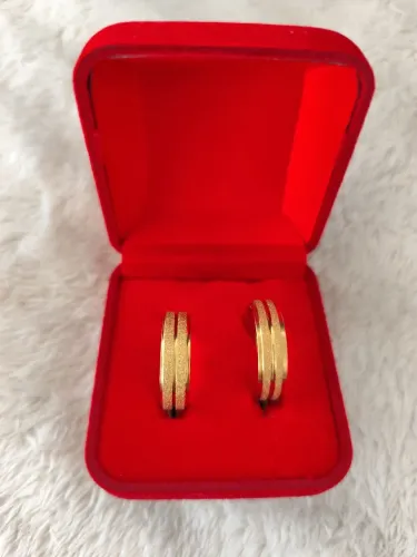 PAR DE ALIANÇAS BANHADAS A OURO.