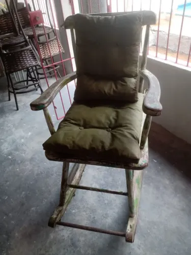 Cadeira de balanço em patina