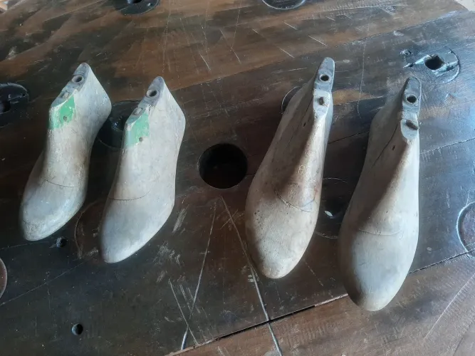 Formas de sapato em madeira antiga