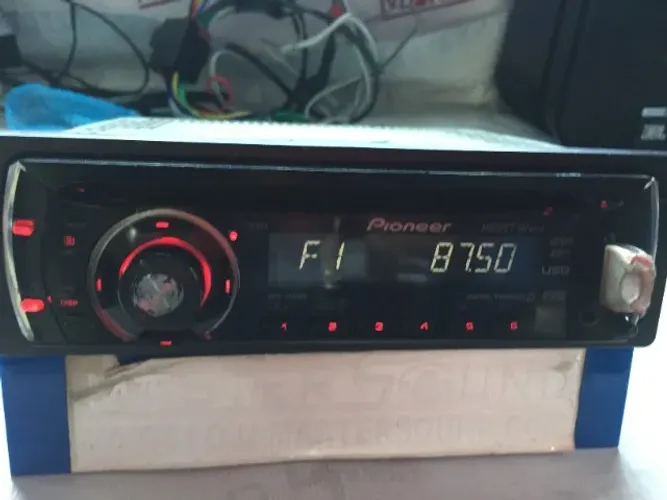 cd radio pioneer deh-2150UB com usb auxiliar, acompanha plug cinta metalica e moldura 