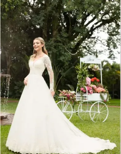 Vestido noiva clássico em tule com aplicações de renda fio de seda off white.