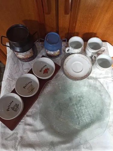 Kit com bandejas de vidro, tabua e potinhos de servir, xicaras com pires e duas leiteiras 