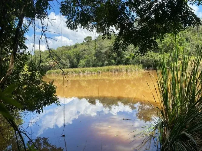 Sitio 35.000m² com casa, espaço gourmet, agua correntes nos fundos, poço de peixes.