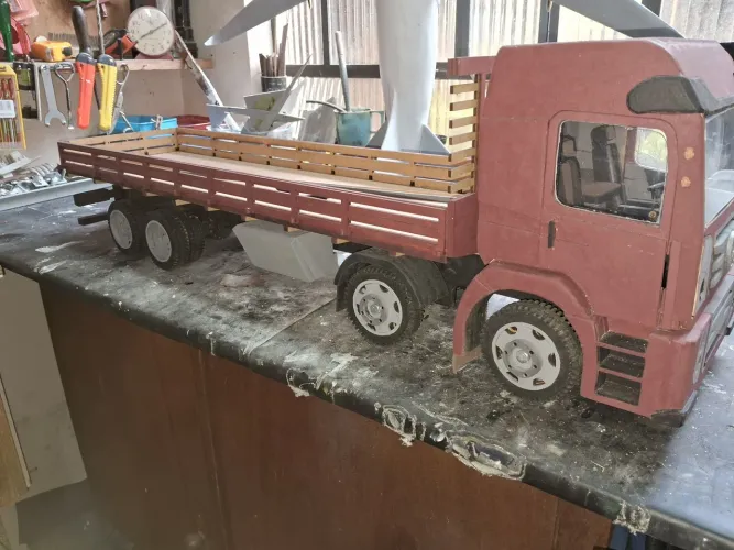 Caminhão modelo em madeira