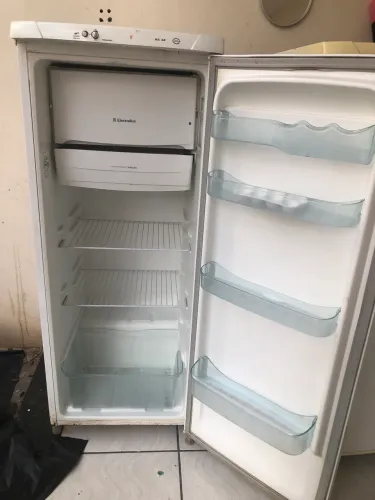 Vendo geladeira Eletrolux 