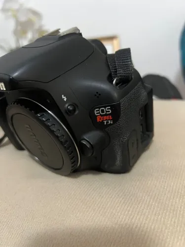 Canon EOS T3i novinha com 2 lentes + case de brinde