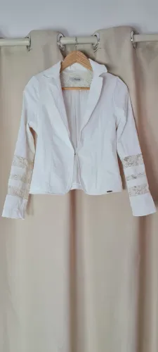 Blaser branco of white Gata Bakana com detalhe em renda e ombreira estruturado de algodão