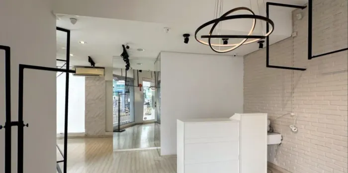Loja comercial de frente com 33m² - À venda em Coqueiros!