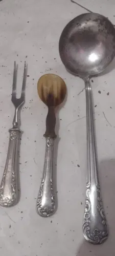 Olá, tenho essas três peças de talheres de prata. Se tiver interesse manda mensagem nochat