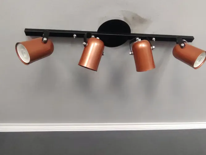 Trilho de iluminação cor bronze, com 4 spots de LED
