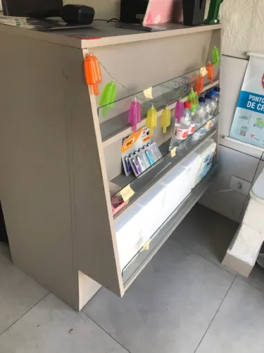 Balcão Expositor de produtos com prateleiras de vidro