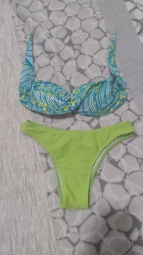 Biquíni com estampa tropical e calcinha neon