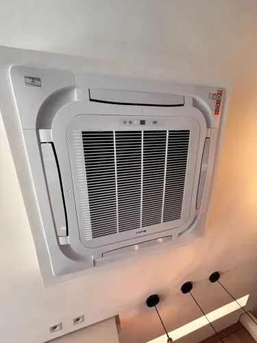 VENDO CENTRAL SPLIT CASSETE 24.000 BTUS GREE INVERTER - 1 ANO DE USO EM EXCELENTE ESTADO