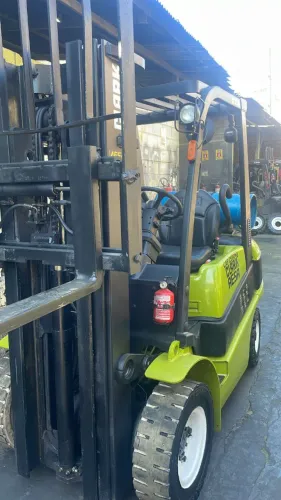 Clark C25L - Empilhadeira GLP, capacidade 2.500Kg