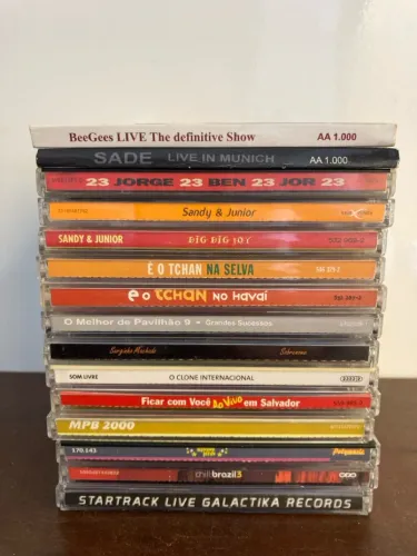 Coleção de CDs com 15 Álbuns Variados - BeeGees, Sade, Jorge Ben Jor e Mais!
