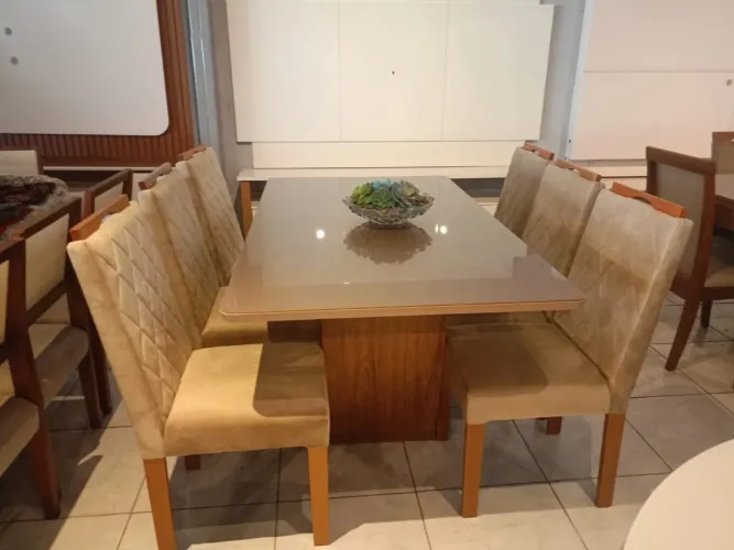 Mesa de Jantar Elegante com Cadeiras Estofadas