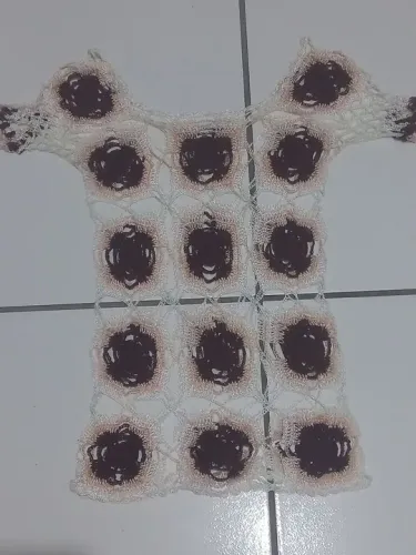 Blusa de crochê branca com detalhes marrons