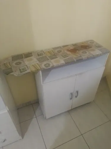 Mesa de passar roupas com duas portas.