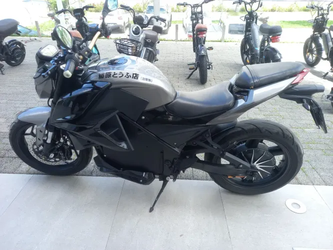 Moto Elétrica K8000R (modelo inspirado na Kawasaki Z300