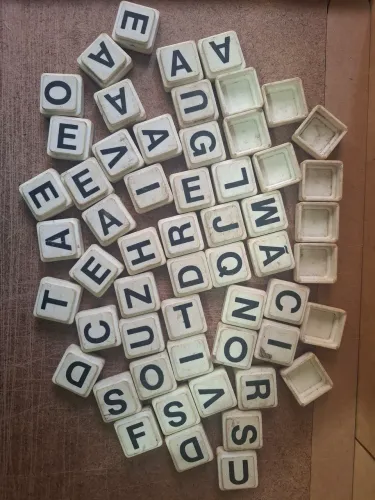 Peças de jogo de letras antigas