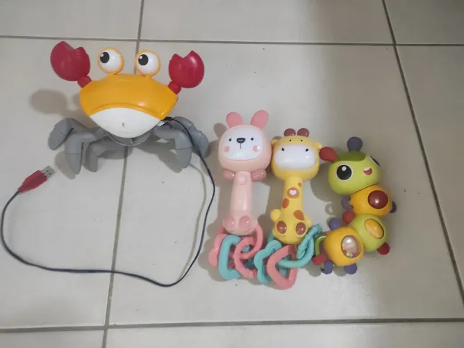 Kit de Brinquedos Interativos, chocalhos com luz, musical e sensíveis ao movimento.