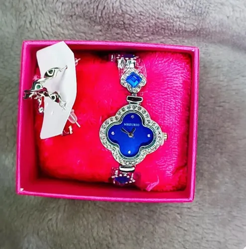 Lindo Relógio pulseira + Caixa e  um brinco de brinde 