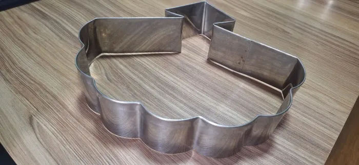 Aro cortador de tortas em inox formato de leque (23 cm x 20 cm)