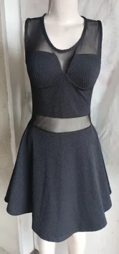 Vestido preto com bojo e transparência