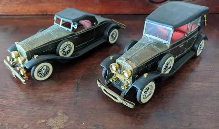 Carrinhos Antigos de lata e plástico ano 1931 e 1928