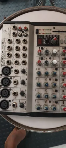 Mesa de som Behringer Eurorack UB1202FX
