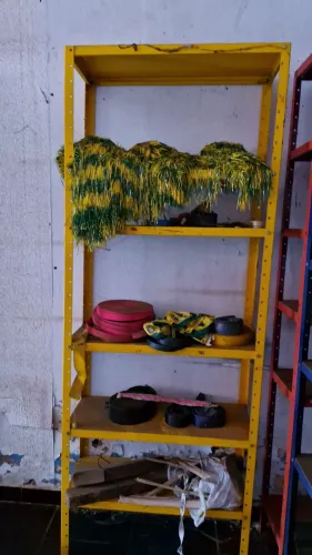 Prateleiras Amarelas