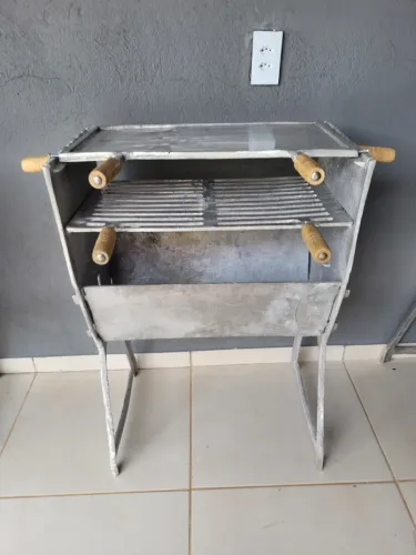 CHURRASQUEIRA GRANDE EM ALUMÍNIO 