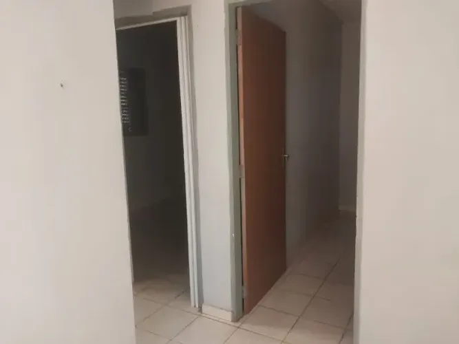 Casa de 2 quartos altos do parque valor R$180mil reais. murada e grade  na frente da casa.
