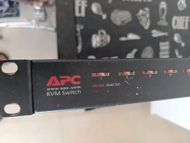 Apc Analog Kvm Switch 8-port Multi-platform Ap5201 (Usado)