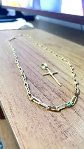 Colar corrente e pingente cruz