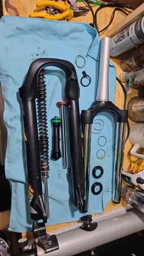 Suspensão Rockshox xc30 100mm (com trava no guidao)