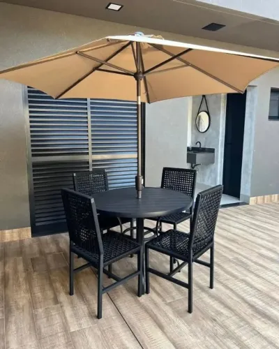 CONJUNTO MESA DE ALUMINIO REDONDA COM 4 CADEIRAS DE CORDA NÁUTICA (FURO PARA OMBRELONE)