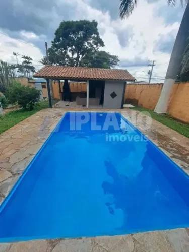 Área de Lazer com 1 banheiro , vagas para 4 carros, churrasqueira, piscina e poço artesian