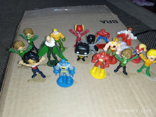 Miniaturas de heróis, kinder ovo e outras. Kit com 16 peças