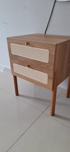 Mesa de cabeceira com palhinha.